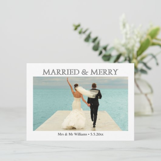 Elegant script getrouwd en vrolijk pasgetrouwd fot feestdagenkaart (Staand voorkant)