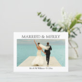 elegant script getrouwd en vrolijke pasgetrouwden  feestdagenkaart (Staand voorkant)