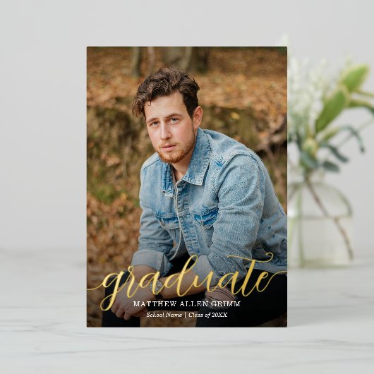 Elegant Script Gold Foil Foto Afstuderen Folie Uitnodiging (Staand Voorkant)