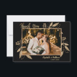 Elegant Script Gold Leaders Foto Hartelijk dank Bedankkaart<br><div class="desc">Elegant, stijlvol, gouden en zwarte botanische fotobruiloft bedankt je kaart. De moderne grafische sjabloon van het ontwerp is voorzien van één enkele foto, een faux gouden folie botanische bladtakken lijst met bessen en een handschrift typografie penseelscript "Dank u" in goud op zwarte achtergrondkleur. Personaliseer jouw naam en dank u voor...</div>