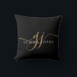 Elegant Script Gold Monogram Initialen Naam Zwart Kussen<br><div class="desc">Een chique modern stijlvol werpkussen met een goudzwart monogram met een dramatisch script initiaal met swashes en je volledige naam. Eenvoudige elegantie. De achtergrond heeft een visueel gestructureerd effect. Goud op zwart.</div>