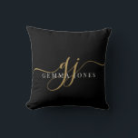 Elegant Script Gold Monogram Initialen Naam Zwart Kussen<br><div class="desc">Een chique modern stijlvol werpkussen met een goudzwart monogram met een dramatisch script initiaal met swashes en je volledige naam. Eenvoudige elegantie. De achtergrond heeft een visueel gestructureerd effect. Goud op zwart.</div>