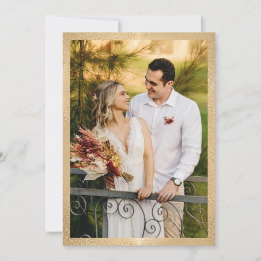 Elegant Script Gold Wreater Monogram Foto Weddensc Kaart (Achterkant)