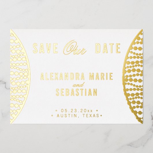 Elegant Script Golden Pearls bewaar de datum Gold Folie Uitnodiging (Voorkant)