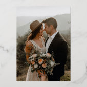 Elegant script gouden folie foto verlovingsfeest uitnodiging (Achterkant)