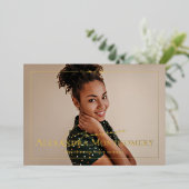 Elegant Script Grad Photo Graduation Announcement Folie Uitnodiging (Staand Voorkant)