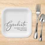 Elegant Script Graduation Party Papieren Bordje<br><div class="desc">Elegante witte afstudeerfeestpapier borden met "Afstuderen" in een chique modern script en de naam van het afstudeerder,  school en lesjaar in eenvoudige typografie.</div>