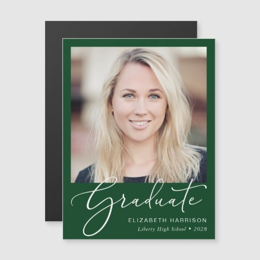 Elegant Script Green Afstuderen Magnet Magnetische Uitnodiging (Voorkant / Achterkant)