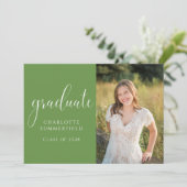 Elegant Script Green Afstuderen Photo Invitation Kaart (Staand voorkant)