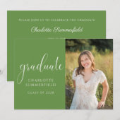 Elegant Script Green Afstuderen Photo Invitation Kaart (Voorkant / Achterkant)