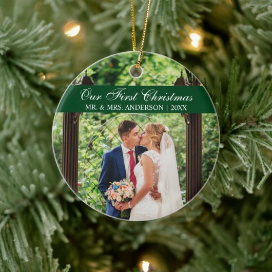 Elegant Script Green Ons eerste kerstfeest Keramisch Ornament (Boom)