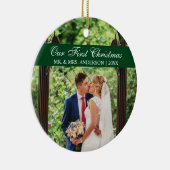 Elegant Script Green Ons eerste kerstfeest Keramisch Ornament (Rechts)