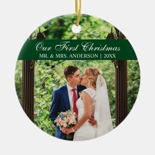 Elegant Script Green Ons eerste kerstfeest Keramisch Ornament (Voorkant)