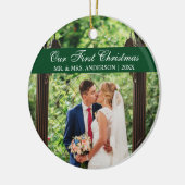 Elegant Script Green Ons eerste kerstfeest Keramisch Ornament (Links)