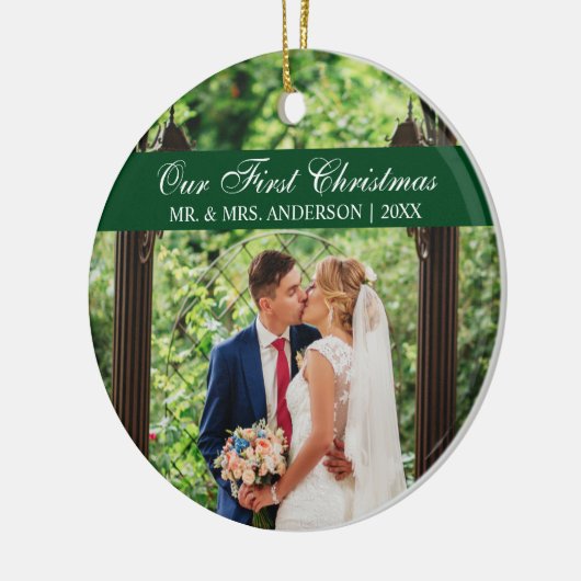 Elegant Script Green Ons eerste kerstfeest Keramisch Ornament (Links)