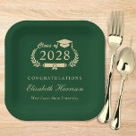 Elegant Script Groen Goud Afstudeerfeest Papieren Bordje<br><div class="desc">Elegante groene en gouden afstudeerpartijdocument borden met "Klasse van" in een lauwerkrans met een afstudeerders pet en diploma,  de naam van de afgestudeerde in een formeel script,  en "Gefeliciteerd" en hun schoolnaam in de hedendaagse klassieke typografie.</div>