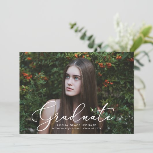 Elegant Script Groene Foto Afstuderen Aankondiging (Staand voorkant)