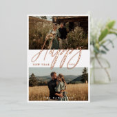 Elegant Script Happy New Year Minimale Couple Phot Folie Feestdagenkaart (Staand Voorkant)