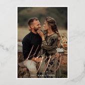 Elegant Script Happy New Year Minimale Couple Phot Folie Feestdagenkaart (Voorkant)