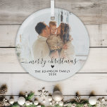 Elegant Script Hart Familie Foto Vrolijk Kerstfees Glas Ornament<br><div class="desc">Elegante Hand Lettered "Merry Christmas" Script Familie Foto Ornament. Voorzien van uw favoriete familiefoto,  "Merry Christmas" kalligrafietekst in handgeschreven script,  klein hartmotief,  familienaam en jaar in zwarte letterkleur op witte gradiëntfoto-overlay. Makkelijk te personaliseren. Fototip: snijd je foto in vierkante vorm voordat je hem uploadt.</div>