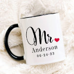 Elegant Script Heart Custom Wedding Monogram Mok<br><div class="desc">De gepersonaliseerde koffiemugs voor de onlangs gehuwde Mr en Mrs kenmerkt elegant zwart manuscript en de douane familienaam en de monogram van de trouwdatum die kunnen worden gepersonaliseerd. Het ontwerp bevat een schattig rood hartdetail. Maakt een geweldig trouwcadeau! Winkel onze winkel voor het coördinerende ontwerp van de mok.</div>