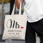 Elegant Script Heart Custom Wedding Monogram Tote Bag<br><div class="desc">De gepersonaliseerde canvas tas van de Mr. voor de onlangs gehuwde groom kenmerkt elegante moderne zwarte manuscript en klassieke stijl familienaam en de monogram van de trouwdatum die kunnen worden gepersonaliseerd. Het ontwerp bevat een schattig rood hartdetail. Maakt een geweldig trouwcadeau voor de huwelijksreis! Koop onze winkel voor het coördinerende...</div>