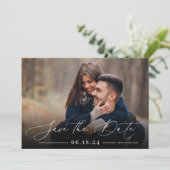 Elegant script | Horizontale foto slaat de datum o Save The Date (Staand voorkant)