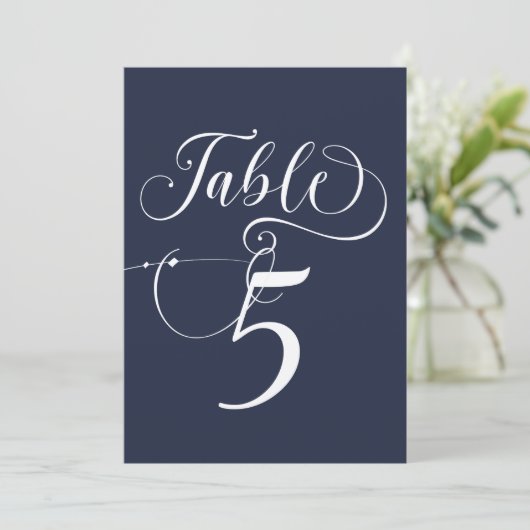 Elegant Script Klassieke Bruiloft Tafelnummers (Staand voorkant)