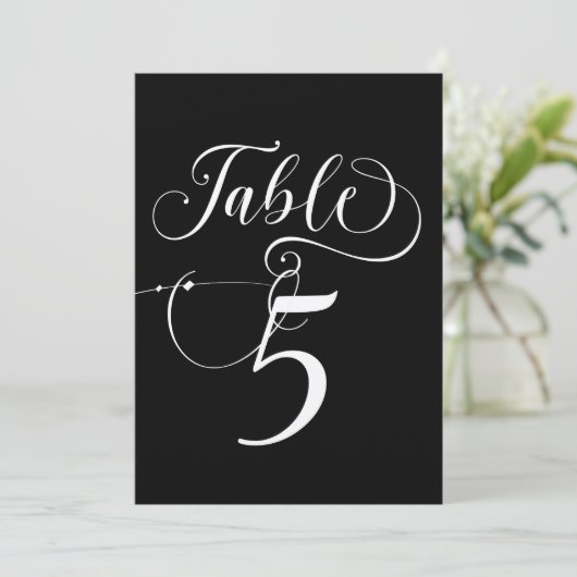 Elegant Script Klassieke Bruiloft Tafelnummers (Staand voorkant)