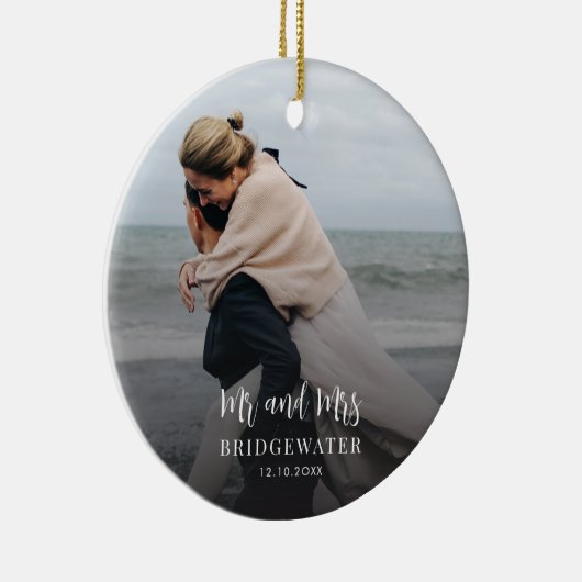 Elegant Script Koppels Foto Minimalistisch Kerstmi Keramisch Ornament (Rechts)