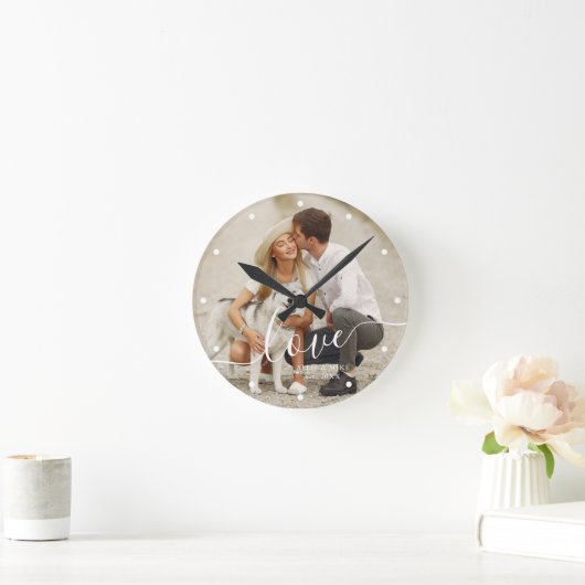 Elegant Script "Love" Custom Photo Ronde Klok (Huis)