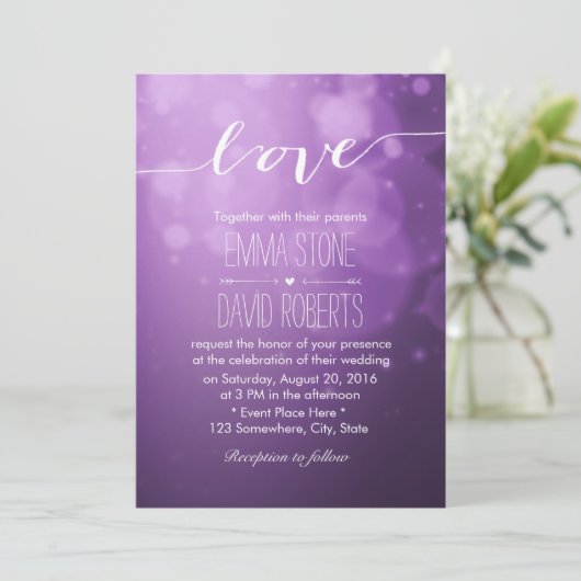 Elegant Script Love Paarse Lights Modern Wedding Kaart (Staand voorkant)