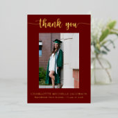 Elegant Script Maroon Gold Photo Afstuderen Folie Uitnodiging (Staand Voorkant)
