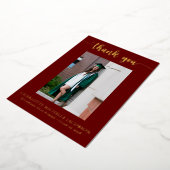 Elegant Script Maroon Gold Photo Afstuderen Folie Uitnodiging (Gedraaid)
