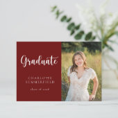 Elegant Script Maroon Wit Foto Afstuderen Kaart (Staand voorkant)