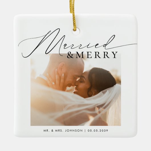 Elegant Script Married & Merry Newlywed Christmas Keramisch Ornament (Voorkant)