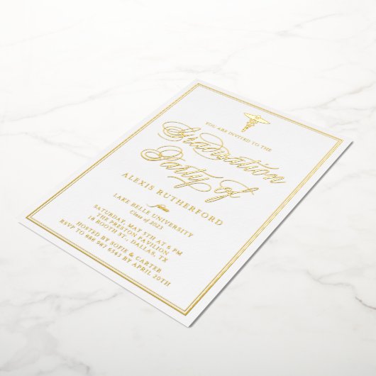 Elegant Script Medical School Graduparty Folie Uitnodiging (Gedraaid)