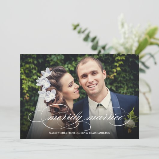 Elegant Script Merrily Married Holiday Foto Feestdagenkaart (Staand voorkant)