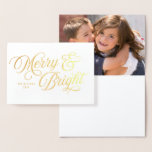 Elegant Script Merry en Bright met Foto Folie Kaarten<br><div class="desc">Deze elegante scriptfotovakantiekaart met de tekst "Merry & Bright" in gouden folie aan de voorzijde. Personaliseer deze kaart door de placeholder tekst in de sjabloon te vervangen om uw informatie toe te voegen en de steekproef/placeholder foto met uw eigen foto te vervangen. Voor meer opties zoals het veranderen van de...</div>