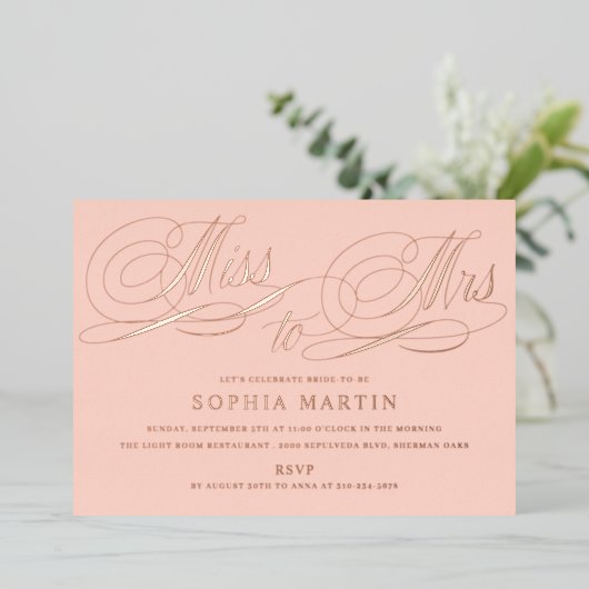 Elegant Script Miss to Mrs Blush Vrijgezellenfeest Folie Uitnodiging (Staand Voorkant)