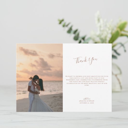 Elegant Script Mocha Monogram Trouwfoto Bedankkaart (Staand voorkant)