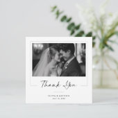 Elegant Script Modern Classic Newlywed Photo Bedankkaart (Staand voorkant)