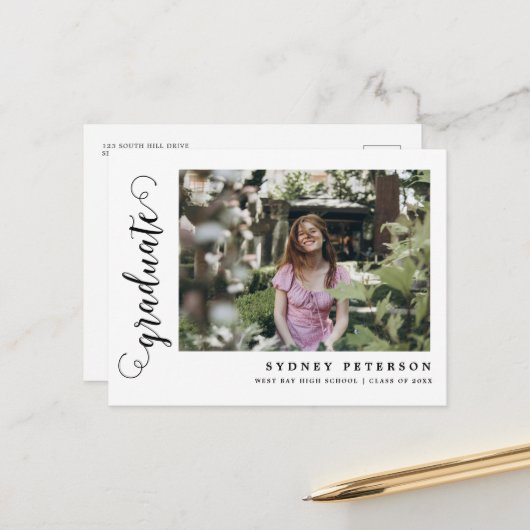 Elegant Script Modern Photo Afstuderen Invitation Briefkaart (Voorkant / Achterkant in situ)