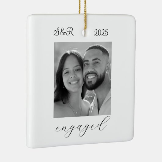 Elegant Script Modern Verloving Foto Keepsake Keramisch Ornament (Rechts)