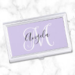 Elegant Script Monogram Bleek Lavender Visitekaarthouder<br><div class="desc">Creëer uw eigen elegante monogrammed bleke lavender visitekaartje houder. Pas het zwarte en witte gepersonaliseerde monogram aan.. met inbegrip van doopvontkleuren,  calligrafiestijlen en grootte. Een donker paars in plaats van het zwart zou mooi zijn. U kunt de grootte en plaatsing van uw monogram aanpassen als het extra decoratief is.</div>