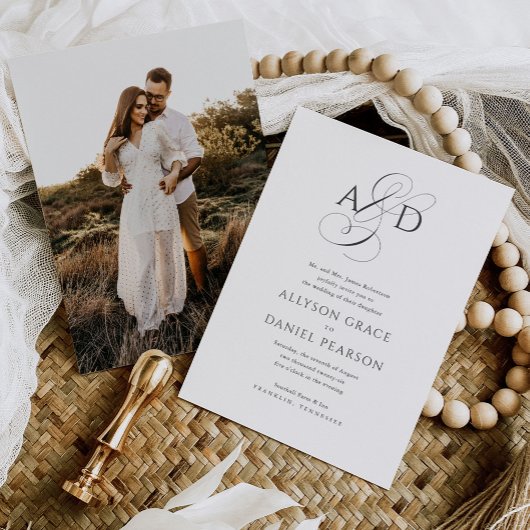 Elegant Script Monogram Foto Klassieke bruiloft Kaart