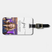 Elegant Script Monogram Gepersonaliseerde Foto Con Bagagelabel (Voorkant horizontaal)