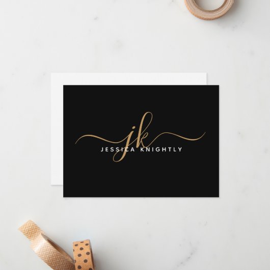 Elegant Script Monogram Initiaal Naam Black Gold Notitiekaartje (Voorkant / Achterkant in situ)