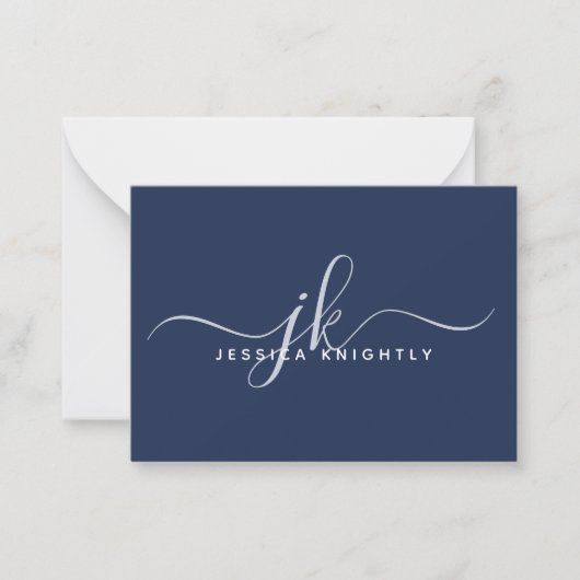 Elegant Script Monogram Initiaal Naam Blauw Notitiekaartje (Voorkant)