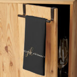 Elegant Script Monogram Initialen Black Gold Moder Theedoek<br><div class="desc">Aangepaste moderne keukenhanddoek met eenvoudige, elegante handgeschreven initialen voor kalligrafie of monogram en naam in goud en wit tegen een bewerkbare zwarte achtergrond voor een stijlvolle of professionele uitstraling. VERANDERINGEN: Verander de achtergrondkleur, kies een gestileerde grafiekachtergrond of verander de stijl, de kleur, de grootte en de plaatsing van de tekstdoopvont...</div>